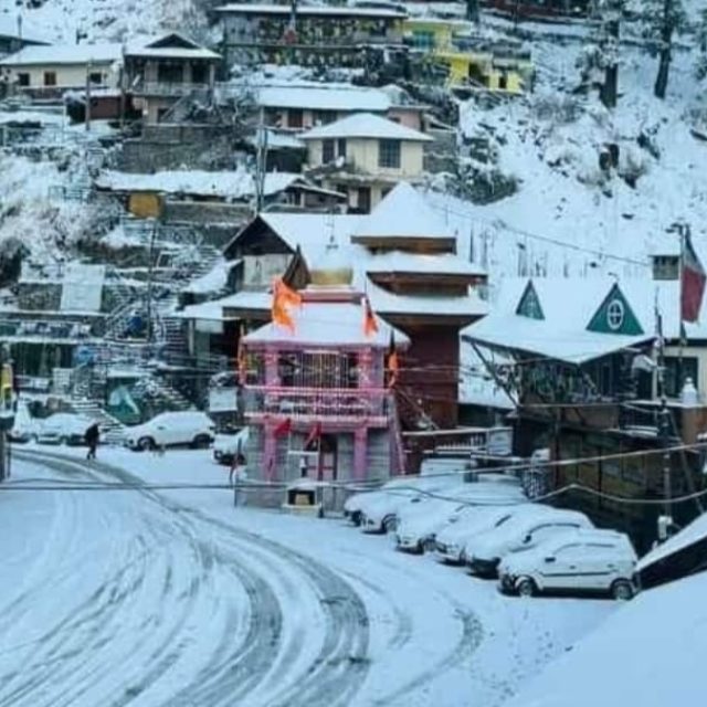 Witnessing snowfall in Manali and Kufri.